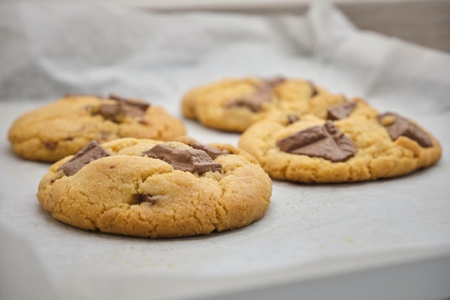 A tray of cookies