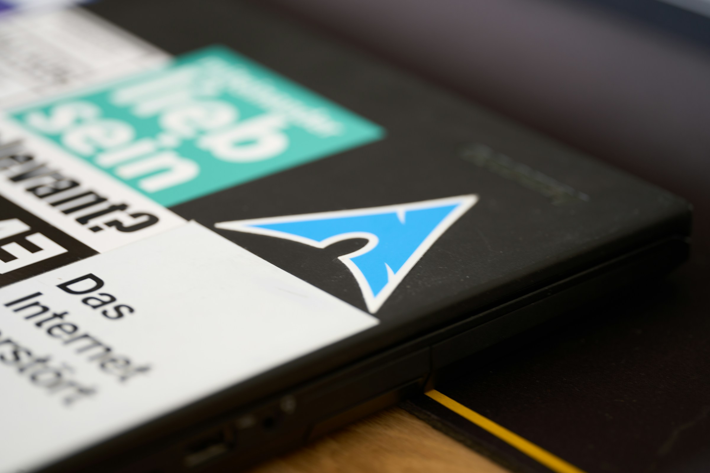 Laptop with Arch Linux sticker